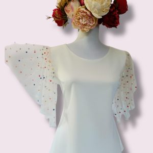 Bluza alba cu maneci din tul presarat cu perle colorate