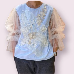 Bluza bleo cu dungi fine si aplicatii florale brodate marime M
