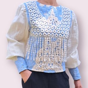 Bluza cu dantela albastra si broderie crem cu maneci bufante din in marime S