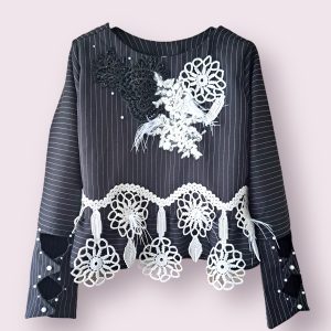 Bluza neagra cu dungi si aplicatii din dantela si perle marime S