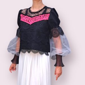 Bluza statement cu broderie si maneci din tul marime S