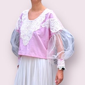 Bluza roz cu dantela alba si maneci din tul marime S/M