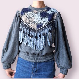 Hanorac gri cu aplicatii din dantela si franjuri catifelate marime S