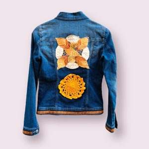 Geaca de blug cu aplicatii crosetate si broderii florale marime M/L