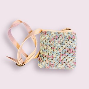 Geanta din piele roz cu fata crosetata multicolora