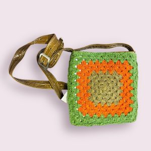 Geanta din piele cu insertii crosetate manual