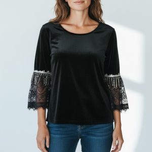 Bluza neagra din catifea cu maneci din dantela si aplicatii
