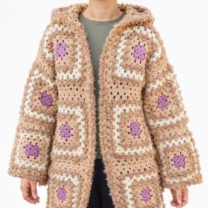 Cardigan tricotat manual cu gluga si motive crosetate marime S/M